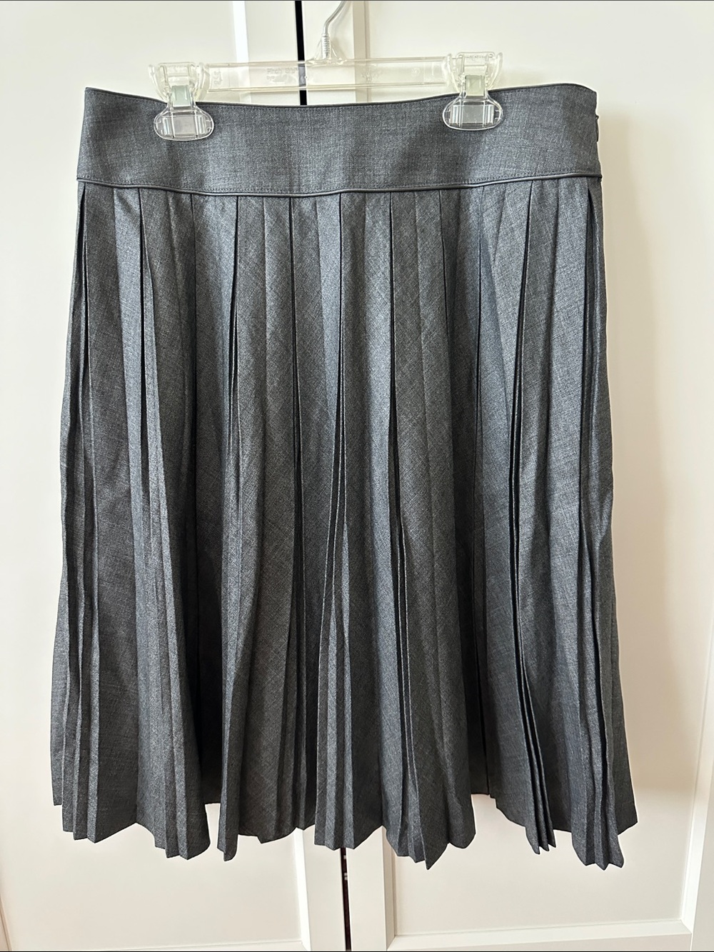 Burberry Women's Gray Pleated Skirt - Timeless A-Line Skater size 40